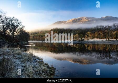 Eine neblige morgendliche Fahrt durch die schottischen Highlands mit Halt an Loch Lubhnaig, Loch Lubhair und Loch Awe. Stockfoto