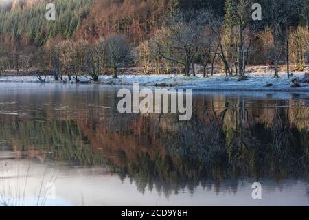 Eine neblige morgendliche Fahrt durch die schottischen Highlands mit Halt an Loch Lubhnaig, Loch Lubhair und Loch Awe. Stockfoto