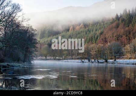 Eine neblige morgendliche Fahrt durch die schottischen Highlands mit Halt an Loch Lubhnaig, Loch Lubhair und Loch Awe. Stockfoto