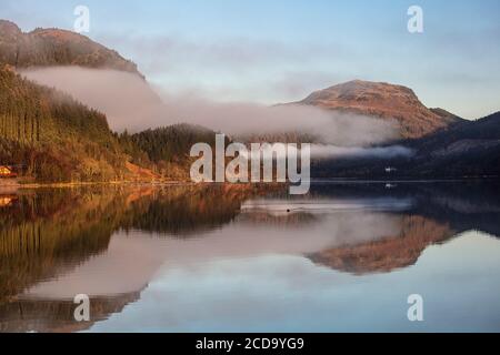 Eine neblige morgendliche Fahrt durch die schottischen Highlands mit Halt an Loch Lubhnaig, Loch Lubhair und Loch Awe. Stockfoto