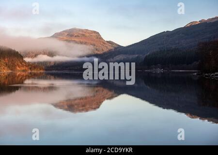 Eine neblige morgendliche Fahrt durch die schottischen Highlands mit Halt an Loch Lubhnaig, Loch Lubhair und Loch Awe. Stockfoto