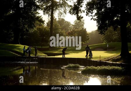 Englands Lee Westwood putts auf dem zehnten Grün während des Tages einer der ISPS HANDA UK Championship am Belfry, Sutton Coldfield. Stockfoto