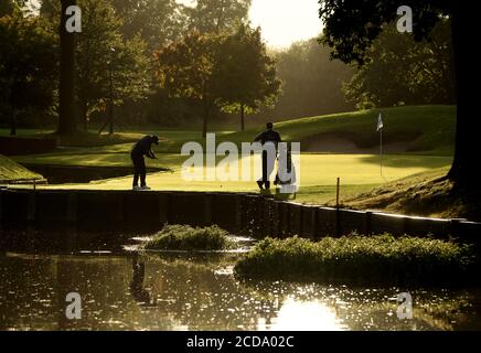 Englands Lee Westwood putts auf dem zehnten Grün während des Tages einer der ISPS HANDA UK Championship am Belfry, Sutton Coldfield. Stockfoto