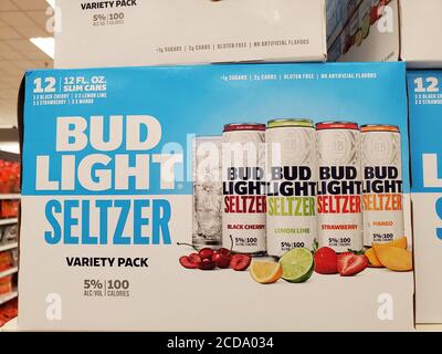 Nahaufnahme von Verpackungen von Hard Seltzer der Marke Bud Light, einem alkoholischen Seltzer-Wassergetränk, in den Regalen in San Ramon, Kalifornien, Juli 2020. () Stockfoto