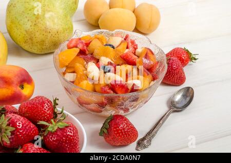 Frisches Obst und Beeren Salat in einer Schüssel close-up. Stockfoto