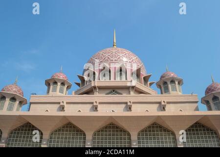 Die Putra Moschee ist die wichtigste Moschee von Putrajaya Wilaya, Malaysia Stockfoto