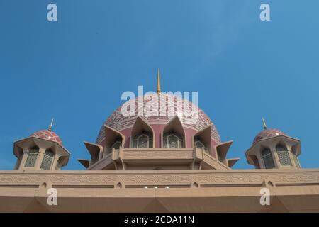 Die Putra Moschee ist die wichtigste Moschee von Putrajaya Wilaya, Malaysia Stockfoto