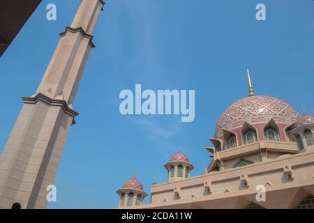 Die Putra Moschee ist die wichtigste Moschee von Putrajaya Wilaya, Malaysia Stockfoto