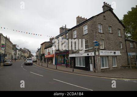 Blick entlang highgate im Stadtzentrum von Kendal cumbria england Stockfoto