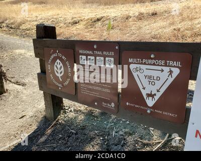 Mehrzweckpfad und andere Wegschilder am Eingang zu einem Wildnispfad in Danville, Kalifornien, 19. Juli 2020. () Stockfoto