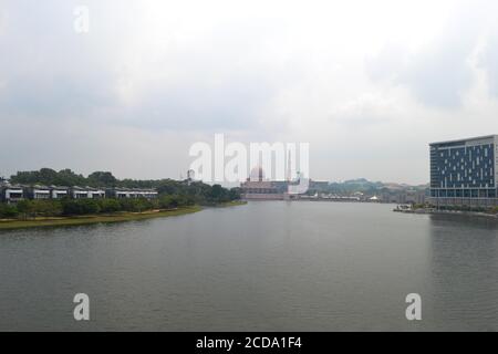 Die Putra Moschee ist die wichtigste Moschee von Putrajaya Wilaya, Malaysia Stockfoto