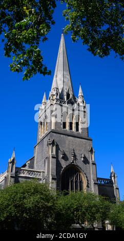 Der Turm der St. James Church Sussex Gardens agasta hell Blauer Himmel Stockfoto