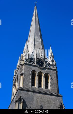 Der Turm der St. James Church Sussex Gardens agasta hell Blauer Himmel Stockfoto