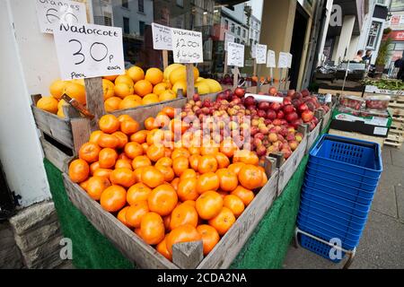 Frisches Obst zum Verkauf außerhalb eines traditionellen Obst und Gemüse Einkaufen in Kendal cumbria england Stockfoto