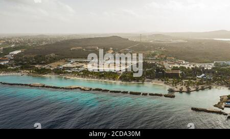 Luftaufnahme der Küste von Curaçao in der Karibik mit türkisfarbenem Wasser, Klippe, Strand und schönen Korallenriff Stockfoto