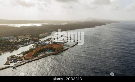 Luftaufnahme der Küste von Curaçao in der Karibik mit türkisfarbenem Wasser, Klippe, Strand und schönen Korallenriff Stockfoto