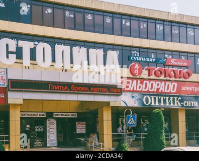 Maykop, Russland - 24. August 2018: Die Fassade des Einkaufszentrums Stolitsa mit Schildern und Ladennamen an einem Sommertag Stockfoto