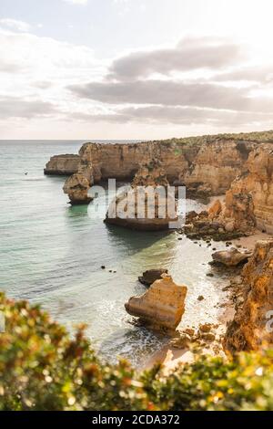 Sonnenuntergang über den Klippen am Strand in Lagos, Portugal Stockfoto