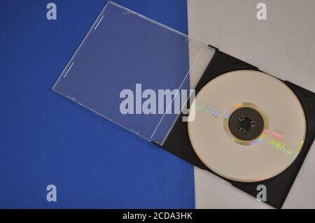 CD-ROM. Compact Disc, Laser Compact Disc, Laser Disc, Laser Compact oder einfach Laser Disc, mit Kunststoffabdeckung auf blauem und weißem Hintergrund, mit Stockfoto
