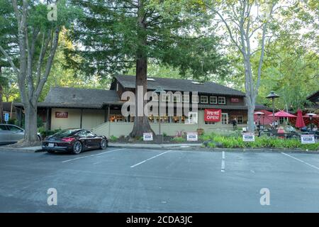 Piatti Restaurant ist sichtbar unter Bäumen in Danville, Kalifornien, 10. August 2020. () Stockfoto