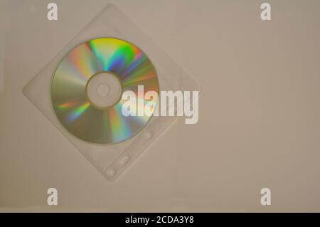 Compact Disc für die Aufzeichnung von Daten auf TNT-Vlies-Hülle Draufsicht auf weißem Hintergrund Stockfoto