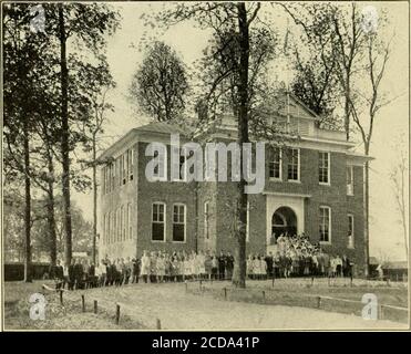 . Eine pädagogische Übersicht einer vorstädtischen und ländlichen Grafschaft; . A. SANDIGEN FRÜHLING NACH HAUSE.. B. SANDY SPRING HIGH SCHOOL. UNITED STATES BUREAU OF EDUCATION BULLETIN, 1913, NO. 32 GANZE ZAHL 542 EINE BILDUNGSSTUDIE VON ASUBURBAN UND LÄNDLICHEN COUNTY MONTGOMERY COUNTY, MD. VON H. N. MORSE UND E. FRED EASTMAN ABTEILUNG FÜR KIRCHE UND LANDLEBEN DER BOARDOF HOME MISSIONEN DER PRESBYTERIANISCHEN KIRCHE UND A. C. MONAHAN UNITED STATES BUREAU OF EDUCATION Stockfoto