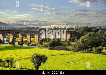 27. August 2020 Dampflokomotive 46100 Royal Scot Volldampf Am späten Abend Sommersonne über den Walley Arches Viadukt im Ribble Valley Stockfoto