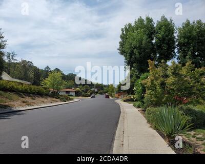 Vorstadtviertel mit Straßen und Häusern sichtbar in Moraga, Kalifornien, 18. August 2020. () Stockfoto