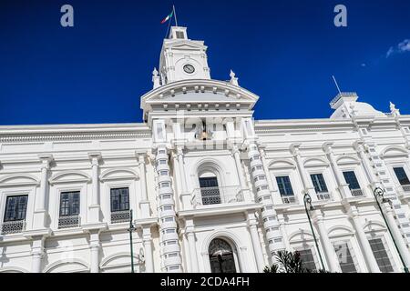 Regierungspalast von Sonora, Mexiko. Weißes Gebäude. Weißes Haus. Altes Gebäude im Viertel Centenario in Hermosillo. Sitz der Exekutive des Staates Sonora. Weiße Farbe. (Foto: Luis Gutierrez von NortePhoto.com) Palacio de gobierno de Sonora, Mexiko. Edificio Farbe blanca. Casa Blanca. edificio Antiguo en la colonia Centenario en Hermosillo. sede del Poder Ejecutivo del Estado de Sonora. Farbe Blanco. (Foto: Luis Gutierrez von NortePhoto.com) Stockfoto