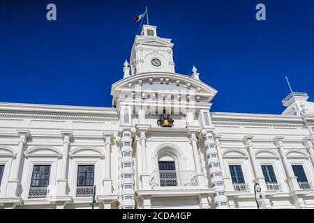 Regierungspalast von Sonora, Mexiko. Weißes Gebäude. Weißes Haus. Altes Gebäude im Viertel Centenario in Hermosillo. Sitz der Exekutive des Staates Sonora. Weiße Farbe. (Foto: Luis Gutierrez von NortePhoto.com) Palacio de gobierno de Sonora, Mexiko. Edificio Farbe blanca. Casa Blanca. edificio Antiguo en la colonia Centenario en Hermosillo. sede del Poder Ejecutivo del Estado de Sonora. Farbe Blanco. (Foto: Luis Gutierrez von NortePhoto.com) Stockfoto