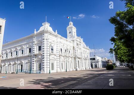 Regierungspalast von Sonora, Mexiko. Weißes Gebäude. Weißes Haus. Altes Gebäude im Viertel Centenario in Hermosillo. Sitz der Exekutive des Staates Sonora. Weiße Farbe. (Foto: Luis Gutierrez von NortePhoto.com) Palacio de gobierno de Sonora, Mexiko. Edificio Farbe blanca. Casa Blanca. edificio Antiguo en la colonia Centenario en Hermosillo. sede del Poder Ejecutivo del Estado de Sonora. Farbe Blanco. (Foto: Luis Gutierrez von NortePhoto.com) Stockfoto