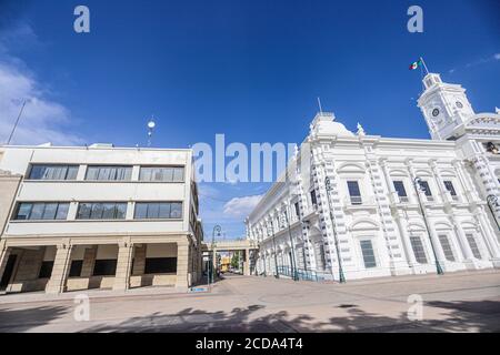 Regierungspalast von Sonora, Mexiko. Weißes Gebäude. Weißes Haus. Altes Gebäude im Viertel Centenario in Hermosillo. Sitz der Exekutive des Staates Sonora. Weiße Farbe. (Foto: Luis Gutierrez von NortePhoto.com) Palacio de gobierno de Sonora, Mexiko. Edificio Farbe blanca. Casa Blanca. edificio Antiguo en la colonia Centenario en Hermosillo. sede del Poder Ejecutivo del Estado de Sonora. Farbe Blanco. (Foto: Luis Gutierrez von NortePhoto.com) Stockfoto