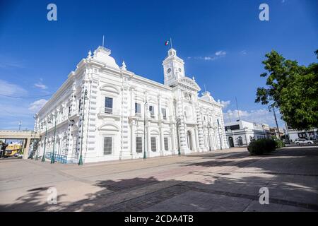 Regierungspalast von Sonora, Mexiko. Weißes Gebäude. Weißes Haus. Altes Gebäude im Viertel Centenario in Hermosillo. Sitz der Exekutive des Staates Sonora. Weiße Farbe. (Foto: Luis Gutierrez von NortePhoto.com) Palacio de gobierno de Sonora, Mexiko. Edificio Farbe blanca. Casa Blanca. edificio Antiguo en la colonia Centenario en Hermosillo. sede del Poder Ejecutivo del Estado de Sonora. Farbe Blanco. (Foto: Luis Gutierrez von NortePhoto.com) Stockfoto