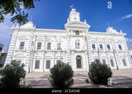 Regierungspalast von Sonora, Mexiko. Weißes Gebäude. Weißes Haus. Altes Gebäude im Viertel Centenario in Hermosillo. Sitz der Exekutive des Staates Sonora. Weiße Farbe. (Foto: Luis Gutierrez von NortePhoto.com) Palacio de gobierno de Sonora, Mexiko. Edificio Farbe blanca. Casa Blanca. edificio Antiguo en la colonia Centenario en Hermosillo. sede del Poder Ejecutivo del Estado de Sonora. Farbe Blanco. (Foto: Luis Gutierrez von NortePhoto.com) Stockfoto