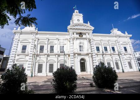 Regierungspalast von Sonora, Mexiko. Weißes Gebäude. Weißes Haus. Altes Gebäude im Viertel Centenario in Hermosillo. Sitz der Exekutive des Staates Sonora. Weiße Farbe. (Foto: Luis Gutierrez von NortePhoto.com) Palacio de gobierno de Sonora, Mexiko. Edificio Farbe blanca. Casa Blanca. edificio Antiguo en la colonia Centenario en Hermosillo. sede del Poder Ejecutivo del Estado de Sonora. Farbe Blanco. (Foto: Luis Gutierrez von NortePhoto.com) Stockfoto