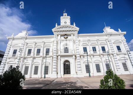 Regierungspalast von Sonora, Mexiko. Weißes Gebäude. Weißes Haus. Altes Gebäude im Viertel Centenario in Hermosillo. Sitz der Exekutive des Staates Sonora. Weiße Farbe. (Foto: Luis Gutierrez von NortePhoto.com) Palacio de gobierno de Sonora, Mexiko. Edificio Farbe blanca. Casa Blanca. edificio Antiguo en la colonia Centenario en Hermosillo. sede del Poder Ejecutivo del Estado de Sonora. Farbe Blanco. (Foto: Luis Gutierrez von NortePhoto.com) Stockfoto