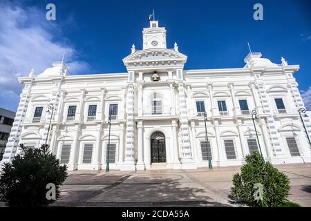 Regierungspalast von Sonora, Mexiko. Weißes Gebäude. Weißes Haus. Altes Gebäude im Viertel Centenario in Hermosillo. Sitz der Exekutive des Staates Sonora. Weiße Farbe. (Foto: Luis Gutierrez von NortePhoto.com) Palacio de gobierno de Sonora, Mexiko. Edificio Farbe blanca. Casa Blanca. edificio Antiguo en la colonia Centenario en Hermosillo. sede del Poder Ejecutivo del Estado de Sonora. Farbe Blanco. (Foto: Luis Gutierrez von NortePhoto.com) Stockfoto
