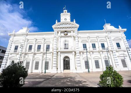 Regierungspalast von Sonora, Mexiko. Weißes Gebäude. Weißes Haus. Altes Gebäude im Viertel Centenario in Hermosillo. Sitz der Exekutive des Staates Sonora. Weiße Farbe. (Foto: Luis Gutierrez von NortePhoto.com) Palacio de gobierno de Sonora, Mexiko. Edificio Farbe blanca. Casa Blanca. edificio Antiguo en la colonia Centenario en Hermosillo. sede del Poder Ejecutivo del Estado de Sonora. Farbe Blanco. (Foto: Luis Gutierrez von NortePhoto.com) Stockfoto