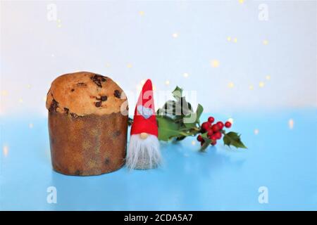 Italienische weihnachten aweet (panettone) und Weihnachten Gnome. Copy Raum. weihnachtskomposition . Stockfoto