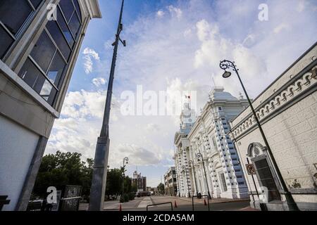 Regierungspalast von Sonora, Mexiko. Weißes Gebäude. Weißes Haus. Altes Gebäude im Viertel Centenario in Hermosillo. Sitz der Exekutive des Staates Sonora. Weiße Farbe. (Foto: Luis Gutierrez von NortePhoto.com) Palacio de gobierno de Sonora, Mexiko. Edificio Farbe blanca. Casa Blanca. edificio Antiguo en la colonia Centenario en Hermosillo. sede del Poder Ejecutivo del Estado de Sonora. Farbe Blanco. (Foto: Luis Gutierrez von NortePhoto.com) Stockfoto