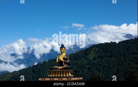 Eine riesige Statue von Lord Buddha an einem sonnigen Morgen Im Buddha Park mit dem Kanchenjunga Schneegipfel im Hintergrund In Sikkim in Indien Stockfoto