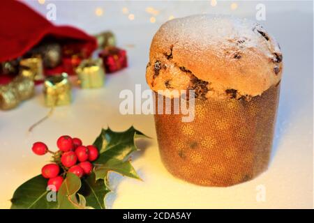 Weihnachtskarte. Italienische Weihnachtssüße (Panettone) mit Stechpalme auf weißem Hintergrund. Weihnachts- oder Neujahrsfest-Konzept. Kopieren Stockfoto