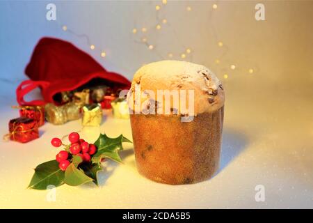 Weihnachtskarte. Italienische Weihnachtssüße (Panettone) mit Stechpalme auf weißem Hintergrund. Weihnachts- oder Neujahrsfest-Konzept. Kopieren Stockfoto