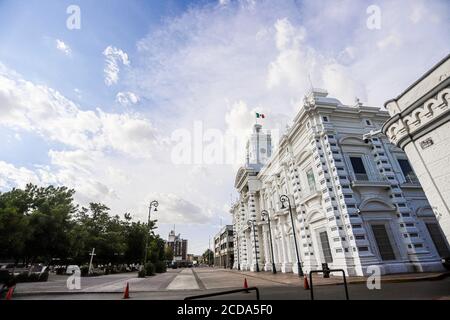 Regierungspalast von Sonora, Mexiko. Weißes Gebäude. Weißes Haus. Altes Gebäude im Viertel Centenario in Hermosillo. Sitz der Exekutive des Staates Sonora. Weiße Farbe. (Foto: Luis Gutierrez von NortePhoto.com) Palacio de gobierno de Sonora, Mexiko. Edificio Farbe blanca. Casa Blanca. edificio Antiguo en la colonia Centenario en Hermosillo. sede del Poder Ejecutivo del Estado de Sonora. Farbe Blanco. (Foto: Luis Gutierrez von NortePhoto.com) Stockfoto