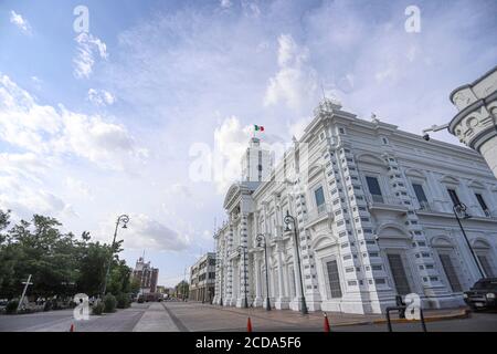 Regierungspalast von Sonora, Mexiko. Weißes Gebäude. Weißes Haus. Altes Gebäude im Viertel Centenario in Hermosillo. Sitz der Exekutive des Staates Sonora. Weiße Farbe. (Foto: Luis Gutierrez von NortePhoto.com) Palacio de gobierno de Sonora, Mexiko. Edificio Farbe blanca. Casa Blanca. edificio Antiguo en la colonia Centenario en Hermosillo. sede del Poder Ejecutivo del Estado de Sonora. Farbe Blanco. (Foto: Luis Gutierrez von NortePhoto.com) Stockfoto