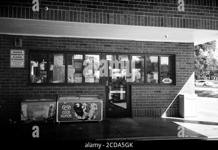 Fenster einer Tankstelle Convenience Store sind sichtbar in San Ramon, Kalifornien, mit Anzeigen für Juul, Beschilderung für eine Automated Teller Machine (ATM), und Spender für gute Laune und Helados Mexico Eis, 15. Juli 2020. () Stockfoto