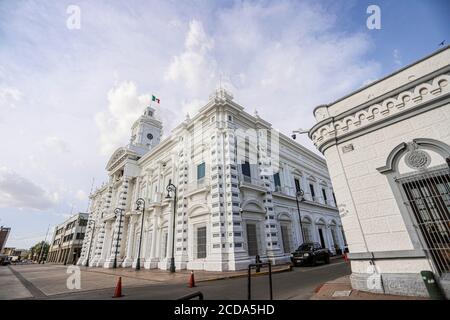 Regierungspalast von Sonora, Mexiko. Weißes Gebäude. Weißes Haus. Altes Gebäude im Viertel Centenario in Hermosillo. Sitz der Exekutive des Staates Sonora. Weiße Farbe. (Foto: Luis Gutierrez von NortePhoto.com) Palacio de gobierno de Sonora, Mexiko. Edificio Farbe blanca. Casa Blanca. edificio Antiguo en la colonia Centenario en Hermosillo. sede del Poder Ejecutivo del Estado de Sonora. Farbe Blanco. (Foto: Luis Gutierrez von NortePhoto.com) Stockfoto