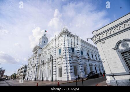 Regierungspalast von Sonora, Mexiko. Weißes Gebäude. Weißes Haus. Altes Gebäude im Viertel Centenario in Hermosillo. Sitz der Exekutive des Staates Sonora. Weiße Farbe. (Foto: Luis Gutierrez von NortePhoto.com) Palacio de gobierno de Sonora, Mexiko. Edificio Farbe blanca. Casa Blanca. edificio Antiguo en la colonia Centenario en Hermosillo. sede del Poder Ejecutivo del Estado de Sonora. Farbe Blanco. (Foto: Luis Gutierrez von NortePhoto.com) Stockfoto