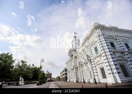 Regierungspalast von Sonora, Mexiko. Weißes Gebäude. Weißes Haus. Altes Gebäude im Viertel Centenario in Hermosillo. Sitz der Exekutive des Staates Sonora. Weiße Farbe. (Foto: Luis Gutierrez von NortePhoto.com) Palacio de gobierno de Sonora, Mexiko. Edificio Farbe blanca. Casa Blanca. edificio Antiguo en la colonia Centenario en Hermosillo. sede del Poder Ejecutivo del Estado de Sonora. Farbe Blanco. (Foto: Luis Gutierrez von NortePhoto.com) Stockfoto
