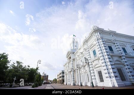 Regierungspalast von Sonora, Mexiko. Weißes Gebäude. Weißes Haus. Altes Gebäude im Viertel Centenario in Hermosillo. Sitz der Exekutive des Staates Sonora. Weiße Farbe. (Foto: Luis Gutierrez von NortePhoto.com) Palacio de gobierno de Sonora, Mexiko. Edificio Farbe blanca. Casa Blanca. edificio Antiguo en la colonia Centenario en Hermosillo. sede del Poder Ejecutivo del Estado de Sonora. Farbe Blanco. (Foto: Luis Gutierrez von NortePhoto.com) Stockfoto